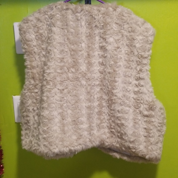 Cream fur vest - Picture 2 of 4